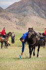 AK SAY, RÉGION D'ISSYK-KUL, KYRGYZSTAN - 12 AOÛT 2017 : exercice d'habileté au galop, jeux de nomades, hommes locaux à cheval — Photo de stock
