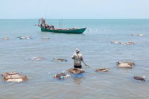Cambogia, Kep, pescatori che catturano granchi sul mercato — Foto stock