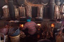 Mujer cocinando mariscos en el cangrejo, Kep, Camboya - foto de stock