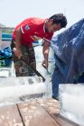 Mann arbeitet mit Eis für Kühlboxen auf dem Krabbenmarkt, kep, Kambodscha — Stockfoto