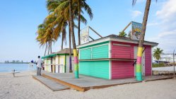 Bahamas, New Providence, Nassau, colorful hits and palms on the beach of Nassau — Stock Photo