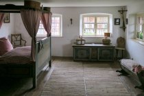 Alemania, Baviera, Kronburg, dormitorio típico en la antigua granja - foto de stock