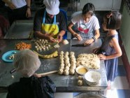 Personas que trabajan con masa en la panadería china, Khao Lak, Tailandia - foto de stock