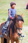 OSH REGION, KYRGYZSTAN - 22 июля 2017: Кочевые игры, мальчик на коне — стоковое фото