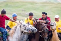 REGIÃO DE SST, QUIRIZSTÃO - JULHO 22, 2017: Nomadgames, homens locais montando em cavalos, participantes do pólo de cabra — Fotografia de Stock
