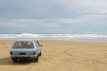 Nueva Zelanda, Northland, Baylys Beach, Old Chevette GL en la playa - foto de stock