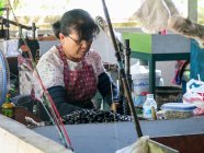 Lavoratrice della fabbrica di anacardi a Khao Lak, Tambon Khuekkhak, Chang Wat Phang-nga, Thailandia — Foto stock