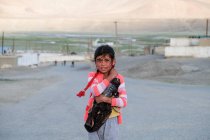Retrato de niña en la calle rural, Tayikistán - foto de stock