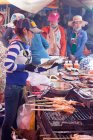 Frau verkauft gegrillte Fische auf dem Krabbenmarkt, kep, Kambodscha — Stockfoto
