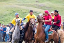 OSH REGION, KYRGYZSTAN - JULY 22, 2017: Nomadgames, Local men on horses, participants in goat polo — Stock Photo