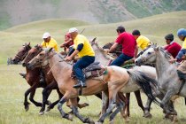 OSH REGION, KYRGYZSTAN - JULY 22, 2017: Nomad games, men on horses, participants in goat polo — Stock Photo