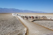 Turistas visitando marco de 100m abaixo do nível do mar, Inyo County, Califórnia, EUA — Fotografia de Stock