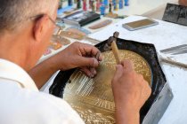 Kunsthandwerker mit Werkzeugen Schnitzmuster zum Verkauf, Buxoro, Usbekistan — Stockfoto