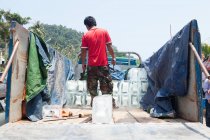 Eislieferung für Kühlboxen auf dem Krabbenmarkt, kep, Kambodscha — Stockfoto