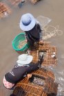 Camboja, Kep, pescadores que vendem caranguejos no mercado — Fotografia de Stock