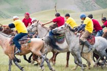 Región OSH, KYRGYZSTAN - 22 de julio de 2017: Nomadgames, men on horse, participants in goat polo - foto de stock
