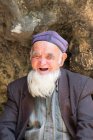 Portrait of old man in traditional uzbek headgear, Jalal Abad, Arslanbob, Kyrgyzstan — Stock Photo