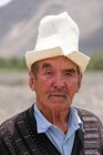 Retrato do homem velho rural na cobertura para a cabeça tradicional, Tajiquistão — Fotografia de Stock