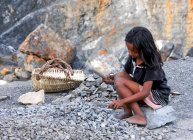 Камбоджийская девушка молотит металлический кусок, Камбоджа — стоковое фото