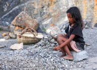 Cambogia, ragazza cambogiana martellante su pezzo di metallo — Foto stock