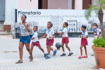 Cuba, Havana, crianças de escola feliz na praça, a Plaza Vieja — Fotografia de Stock