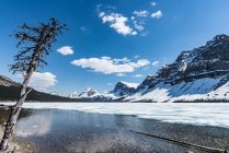 Canadá, Alberta, Parque Nacional de Banff, lago de montanha cristalino — Fotografia de Stock