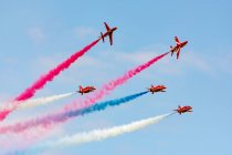 Vereinigtes Königreich, Schottland, East Lothian, North Berwick, rote Pfeile bei der jährlichen nationalen Luftfahrtschau in East Fortune, Flugzeuge am Himmel, die bunte Kondensstreifen hinterlassen, Ansicht von unten — Stockfoto