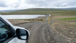 Islanda, Skutustadahreppur, viaggio in auto verso il lago naturale — Foto stock