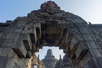 Indonesia, Java Tengah, Magelang, arco nel tempio, tempio buddista, complesso del tempio di Borobudur — Foto stock