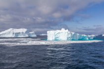 Antarktis, eisberge vor der malerischen meereslandschaft — Stockfoto