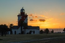 Південна Африка, Західної Капській провінції, Кейптаун, захід сонця, пляж, ходьби Greenpoint маяк — стокове фото
