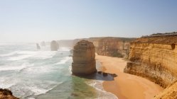 Austrália, Victoria, Costa rochosa panorâmica pela Great Ocean Road vista aérea — Fotografia de Stock