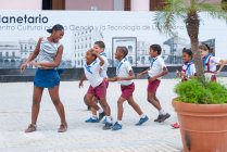 Cuba, L'Avana, Felici scolari in piazza, Plaza Vieja — Foto stock