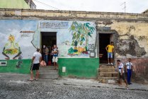 Cabo Verde, Fogo, Sao Filipe, Sao Filipe, gente en el viejo edificio en ruinas en la capital de Fogo . - foto de stock