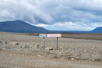 Señal de flecha Langjokull en camino de tierra, Islandia - foto de stock