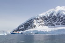 Antártica, enviar o caminho para a próxima baía de desembarque passando por geleira — Fotografia de Stock