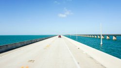 Estados Unidos, Florida, Coche moviéndose en la carretera Key West - foto de stock