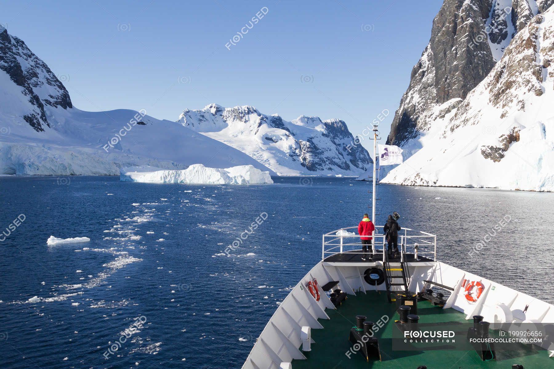 Antarctica, ship on the way among glaciers in sunny day — Schifffahrt ...