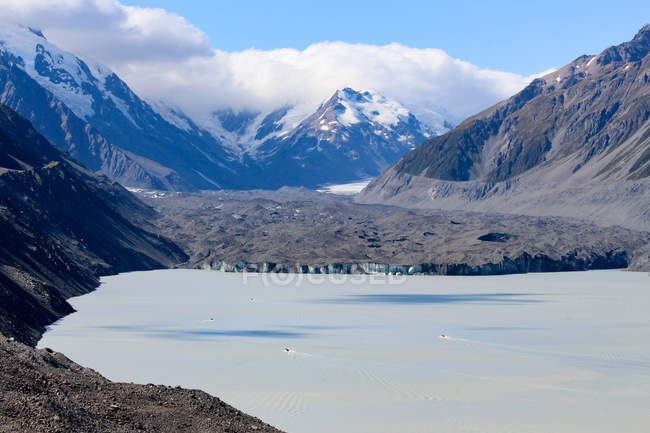 Nueva Zelanda, Parque Nacional Monte Cook, Glaciar Tasman, Lago de montaña escénico con glaciar - foto de stock