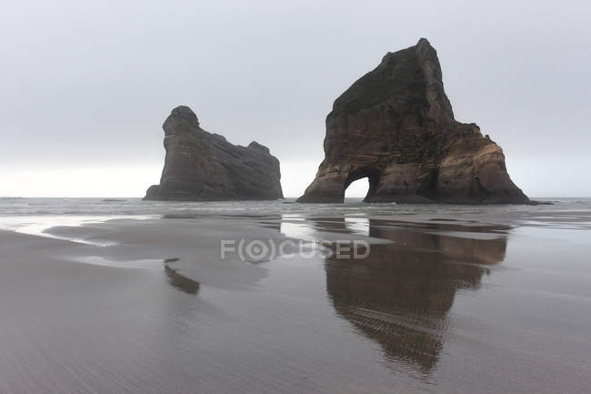 New Zealand, South Island, Tasman, Puponga, Golden Bay, Cape Farewell, Wharariki Beach, Scenic rocks by the bay — Stock Photo