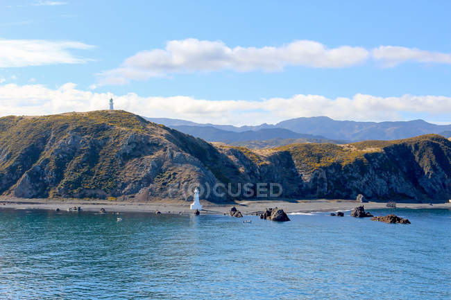 Nuova Zelanda, South Island, Marlborough, Port Underwood, Picton, attraversamento per l'Isola del Nord, paesaggio marino con faro bianco sulla riva — Foto stock