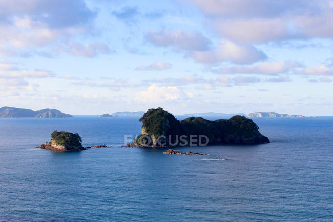 Nouvelle-Zélande, Île du Nord, Waikato, Hahei, randonnée à la grotte de la cathédrale, paysage marin pittoresque avec des rochers au coucher du soleil — Photo de stock