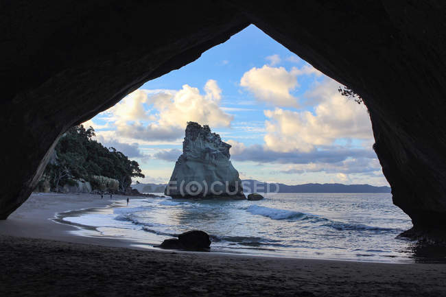 Nueva Zelanda, Isla Norte, Waikato, Hahei, caminata a la cala de la catedral, vista del paisaje marino rocoso desde la cueva - foto de stock