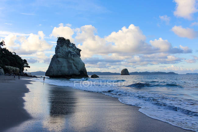 Nuova Zelanda, Isola del Nord, Waikato, Hahei, Grotta della Cattedrale sulla spiaggia sabbiosa la sera — Foto stock