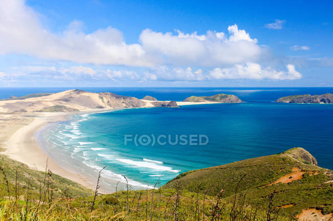 Nuova Zelanda, Isola del Nord, Northland, Capo Reinga, Vista aerea sulla baia sotto il sole splendente — Foto stock
