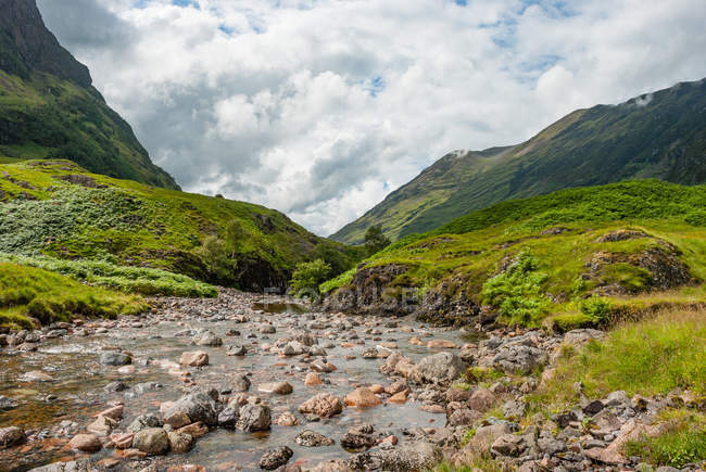 Regno Unito, Scozia, Highland, Ballachulish, Glencoe verde paesaggio montano con piccolo ruscello — Foto stock