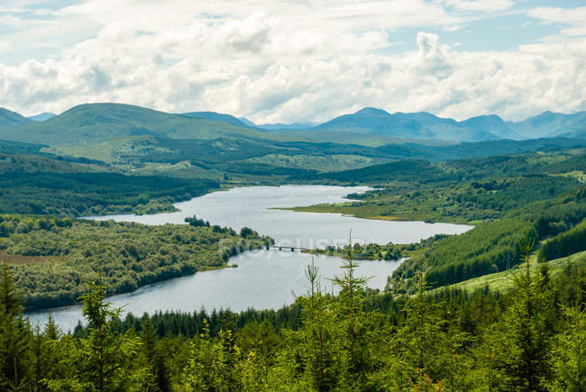 Великобритания, Шотландия, Хайленд, Инвергарри, Шотландское нагорье рядом с Инвергарри, живописный воздушный ландшафт с видом на лесное озеро и горы — стоковое фото