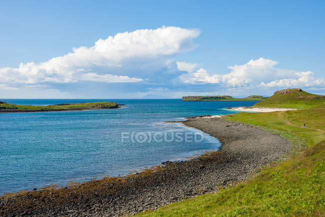 Regno Unito, Scozia, Highlands, Isola di Skye, Spiagge del Corallo Verde a Claigan, Loch Dunvegan paesaggio panoramico — Foto stock