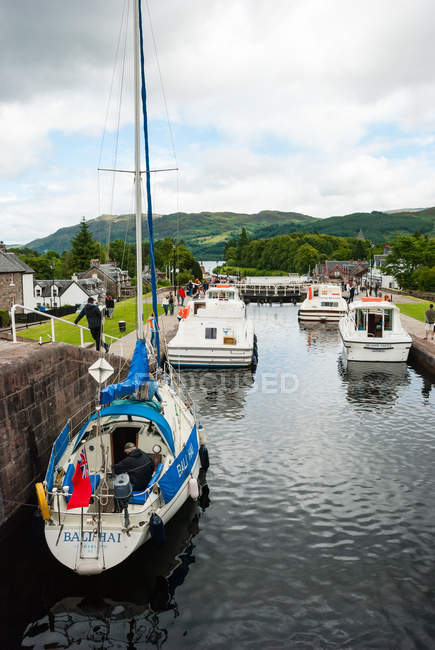 United Kingdom, Scotland, Highland, Fort Augustus, ships in front of the Fort Augustus Locks — Stock Photo