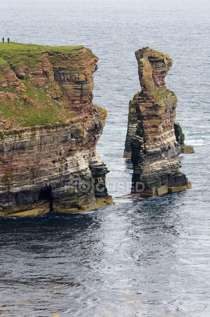 Regno Unito, Scozia, Highland, Wick, Duncansby Head con le sue formazioni rocciose frastagliate e aghi rocciosi, Duncansby Stacks in riva al mare — Foto stock